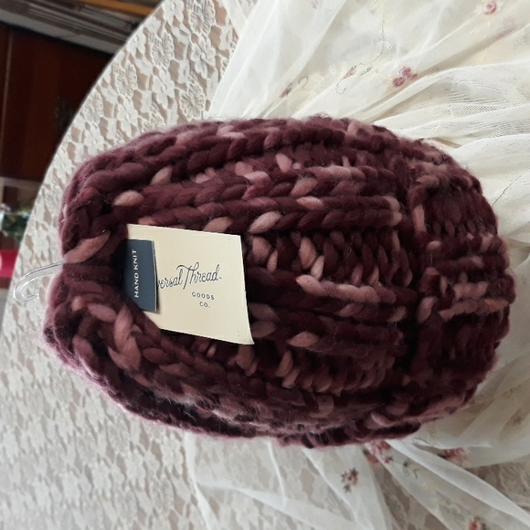 Nwt hand-knitted Universal thread beanie - Picture 1 of 3